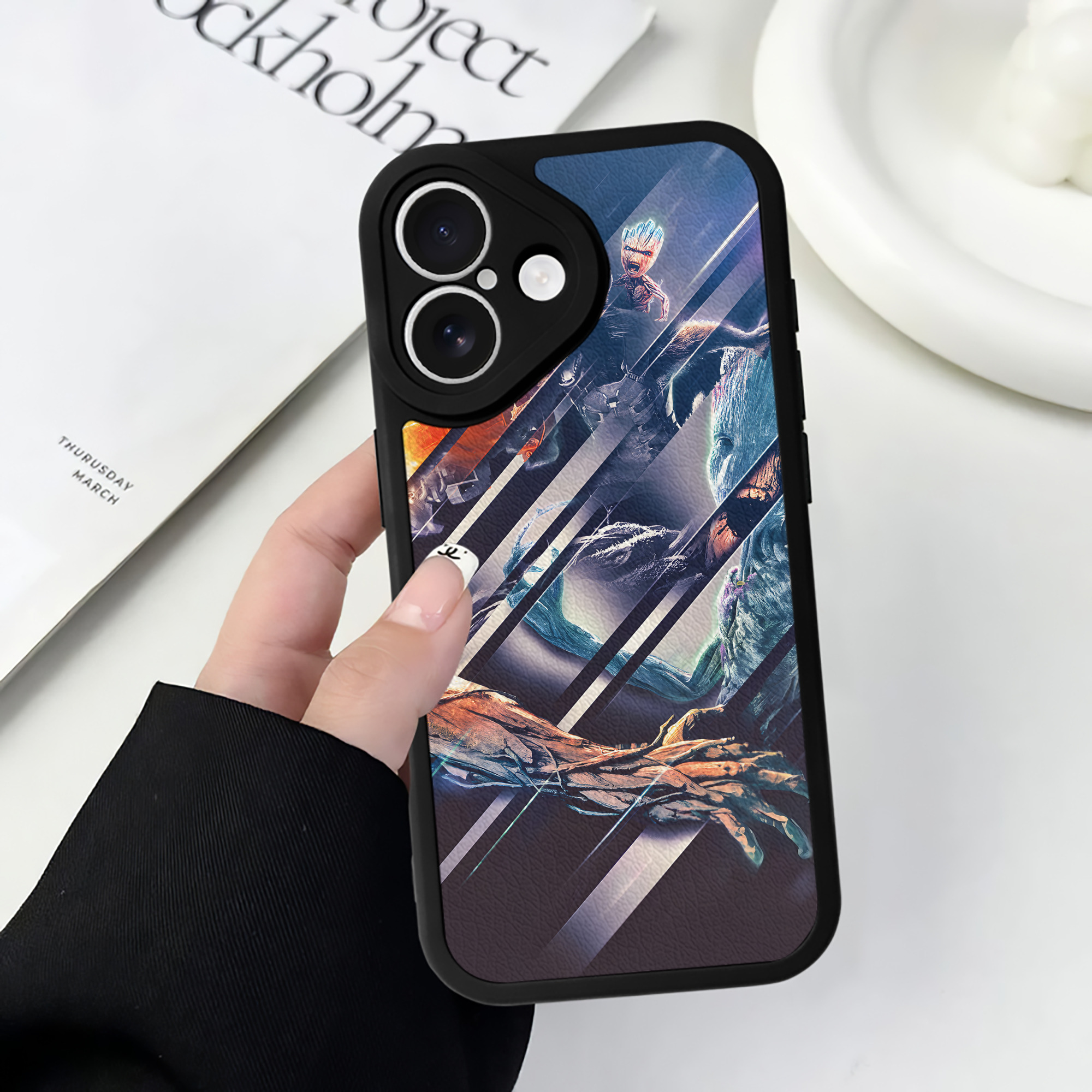 （画像用） アベンジャーズ The Avengers 【iPhone 16シリーズ対応】シリコンスマホケース（レザー調） 材質：シリコン